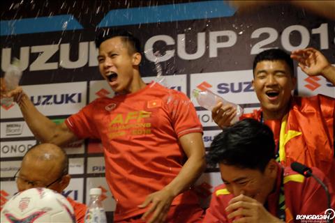 HLV Park Hang Seo bị các học trò tập kích trong phòng họp báo