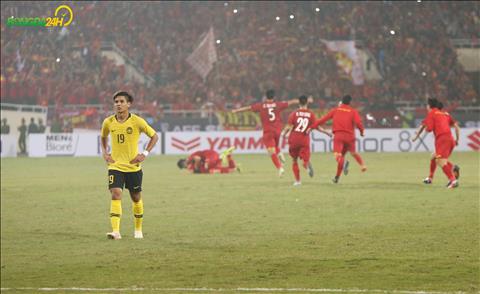 Cầu thủ Malaysia đổ gục xuống sân sau trận chung kết AFF Cup 2018 hình ảnh