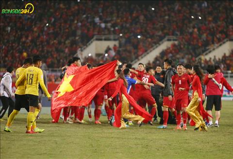 Trọng Hoàng an ủi cầu thủ Malaysia sau trận chung kết lượt về hình ảnh