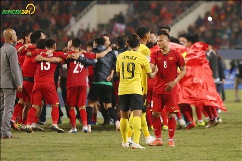 Chùm ảnh: Hành động bất ngờ của Trọng Hoàng khiến ĐT Malaysia phải nể phục