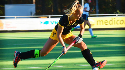 Bạn gái bỏ nghiệp VĐV để chăm sao trẻ De Jong