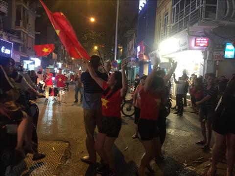 Người hâm mộ xuống đường sau chiến thắng của ĐT Việt Nam trước Ph hình ảnh