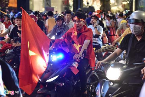 Người hâm mộ xuống đường sau chiến thắng của ĐT Việt Nam trước Ph hình ảnh