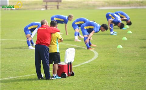 Chùm ảnh: HLV Park Hang Seo ôm cổ một thành viên BHL ĐT Việt Nam