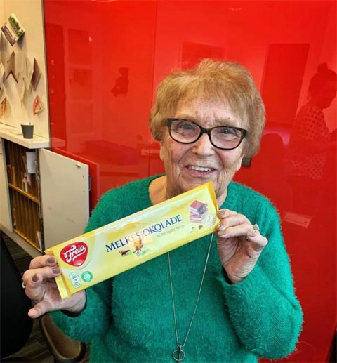 Tân HLV Solskjaer tặng sôcôla cho nhân viên kỳ cựu của M.U