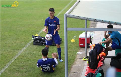 Video: Văn Hậu và Duy Mạnh trổ tài tâng bóng bằng đầu