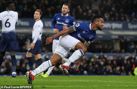 Walcott giup Everton vuot len dan truoc o phut 13