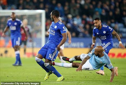 Song long cước vào đối thủ, sao Man City sớm đón năm mới ở nhà