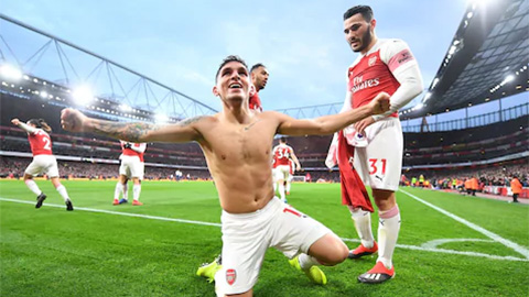 CĐV Arsenal muốn dựng tượng tiền vệ Torreira