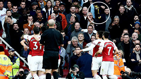 Fan Tottenham bị tóm cổ vì ném chuối vào Aubameyang