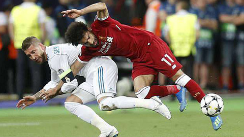 Trung vệ Ramos bị cư dân mạng 'ném đá' vì khoe chấn thương... giống Salah