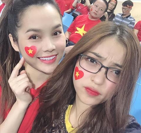 Bạn gái tuyển thủ Việt Nam xuất hiện xinh đẹp trên Mỹ Đình hình ảnh