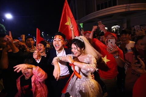 Cặp đôi CĐV Việt Nam chụp ảnh cưới sau trận thắng Philippines