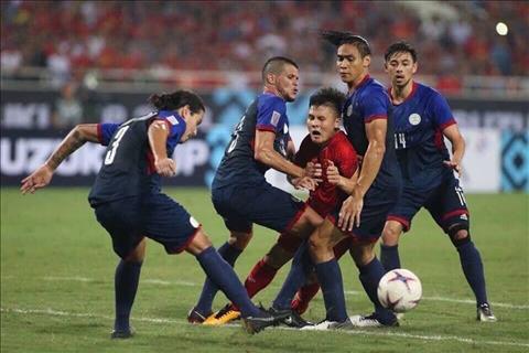 Xót xa với hình ảnh Quang Hải bị triệt hạ trong trận gặp Philippines