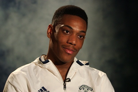 Góc M.U: Cơn đau đầu của Người đặc biệt vì cái nhếch mép của Martial