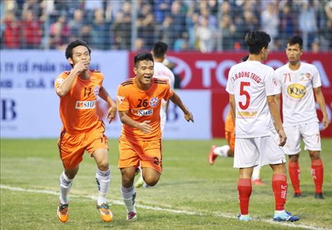 Đức Chinh nhận giải bàn thắng đẹp nhất V-League tháng 4