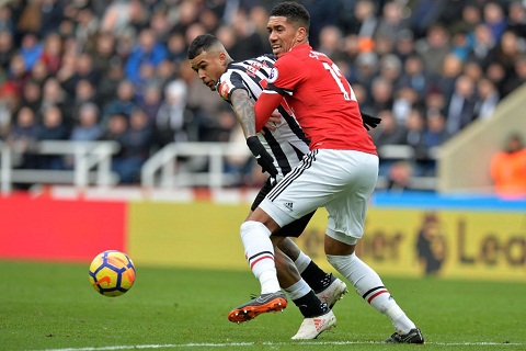 Mắc sai lầm ngu ngốc, Smalling bị fan M.U đòi bán