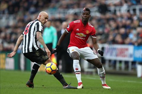 Một vài cầu thủ M.U cố gắng giải cứu Pogba