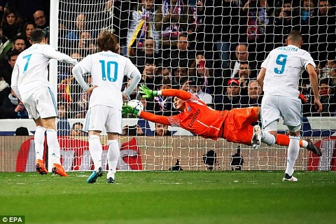 Bàn gỡ trên chấm phạt đền của Ronaldo được thực hiện sai luật?