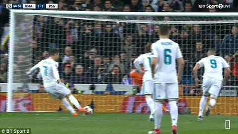 Trong pha quay cham, ro rang bong da bat len ngay truoc khi Ronaldo dut diem bang chan phai