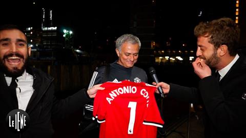 HLV Conte chet dung voi mon qua tu  Jose Mourinho hinh anh