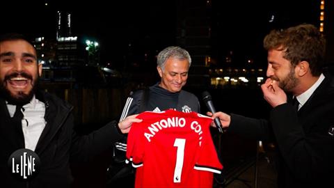HLV Conte chết đứng với món quà từ ... Jose Mourinho