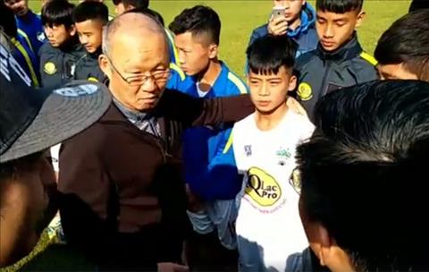 Bầu Đức giới thiệu siêu nhân với HLV Park Hang Seo