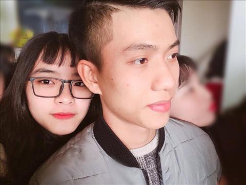 Fan nữ ôm hôn tiền vệ Phan Văn Đức