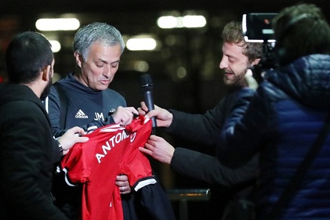 Trước trận Man Utd vs Chelsea: Tiểu nhân và Gã hề