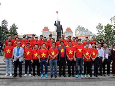 U23 Viet Nam nhan thuong lon trong le mung cong tai TP Ho Chi Minh.