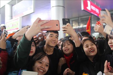 Hà Đức Chinh bị fan nữ bao vây khi về hội quân CLB