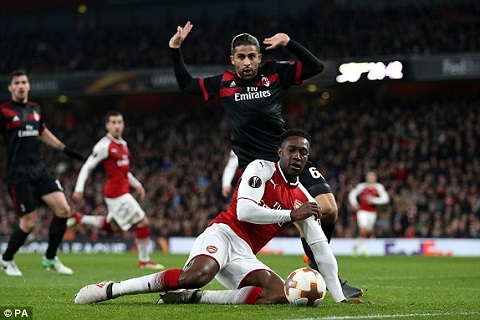 Welbeck ngã vờ trong trận Arsenal 3-1 AC Milan