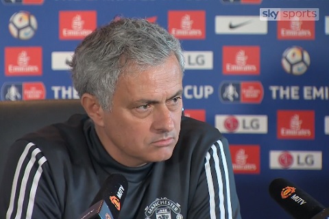 HLV Jose Mourinho phát biểu trong buổi họp báo mới đây