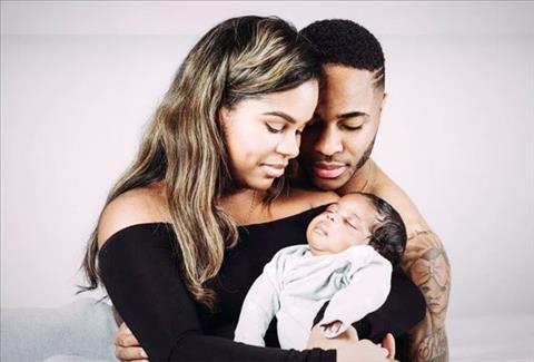 Tiền đạo Sterling cầu hôn bạn gái lâu năm