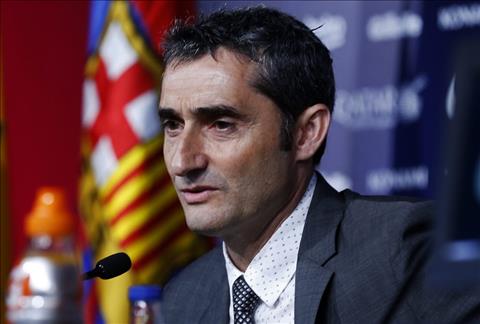 Ernesto Valverde cua Barca keo cac cau thu ra khoi van de chinh tri tai Catalonia hoi cuoi nam ngoai de tap trung cho bong da.