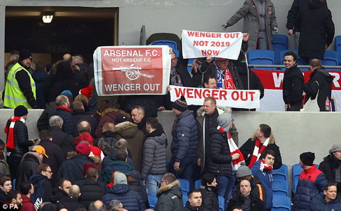 Cac co dong vien Arsenal tiep tuc keu goi Arsene Wenger tu chuc.