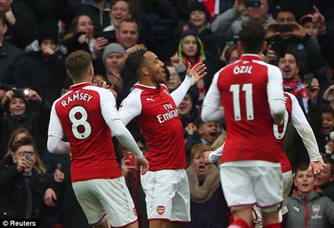 Cu dup cua Aubameyang va pha lap cong cua Lacazette giup Arsenal danh bai Stoke 3-0