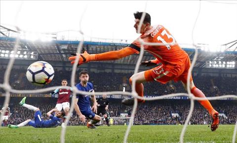 Su co tran Chelsea vs West Ham Fan nem do choi nguoi lon hinh anh