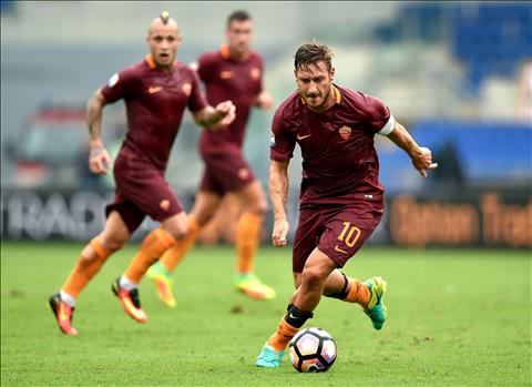 Francesco Totti ben bi chien dau cho AS Roma cho den nam 40 tuoi.