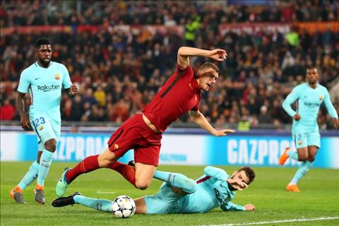 Barca bat luc truoc lao tuong nhu Dzeko