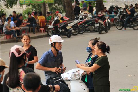 Luc luong phe ve hoat dong ngang nhien ngay truoc khu vuc ban ve cua BTC san Thien Truong.