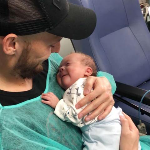 Tiền vệ David Silva ôm con trai sinh non mừng chức vô địch của Man City