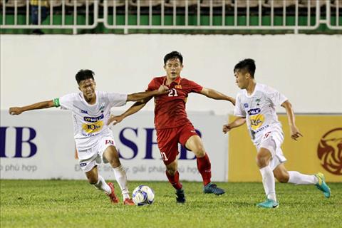 Le Van Xuan (ao do) la cau thu U19 Viet Nam phai nhap vien.