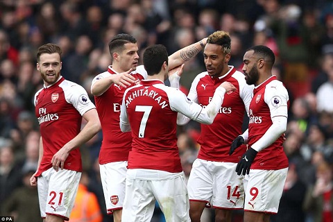 Arsenal 3-0 Stoke: Pháo 2 nòng của Wenger