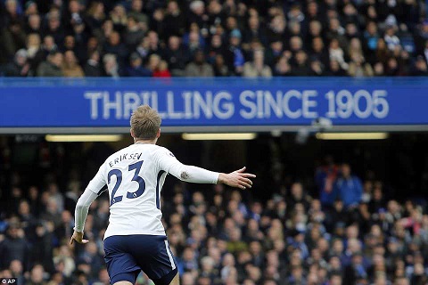 Eriksen quá thoải mái dứt điểm trong trận Chelsea 1-3 Tottenham