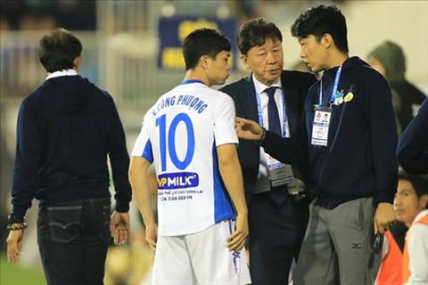 GĐKT Chung Hae Soung trao đổi với Công Phượng GDKT Chung Hae Soung trao doi voi Cong Phuong