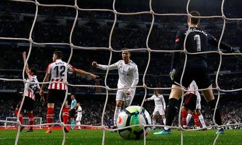 Ronaldo bị troll vì nhận vơ bàn thắng như Harry Kane