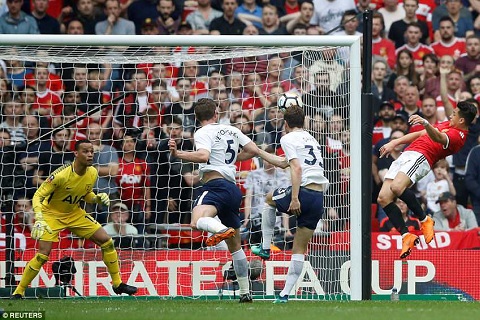 Pochettino bảo vệ Michael Vorm dù anh hóa gã hề trong cả 2 bàn thua