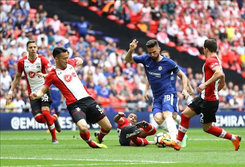 Giroud ta xung huu dot giua vong vay hau ve doi phuong trong ban thang mo ty so tran Chelsea 2-0 Southampton ban ket FA Cup
