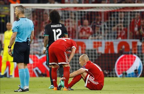 Robben chấn thương và phải rời sân sớm
